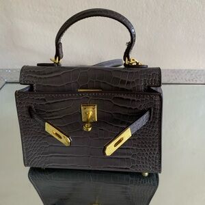 Chic Black Crocodile-Embossed Mini Bag